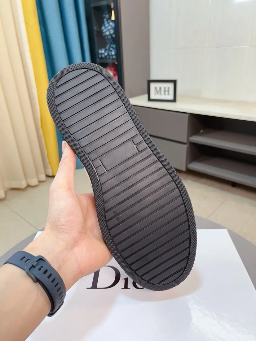 Men's men's shoes💰400🌸🌸[Dior] 25ss new product B01 moral training shoes. The toe dimension design of the couple's style is a bit wider. The upper foot comfort is perfect. The thread is beautiful. Perfectly suitable for pants styles. Decorated with various classic details. It is an ideal choice for daily styling. Can be matched with various casual items to create exquisite looks. Fabric: top layer cowhide/lining sheepskin TPU original outsole Code number: 38-44, 45 customized